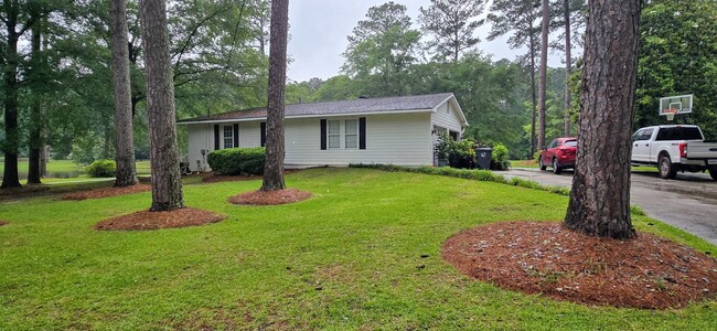 Building Photo - Lakeview 4 bedroom, 3 bath Ranch