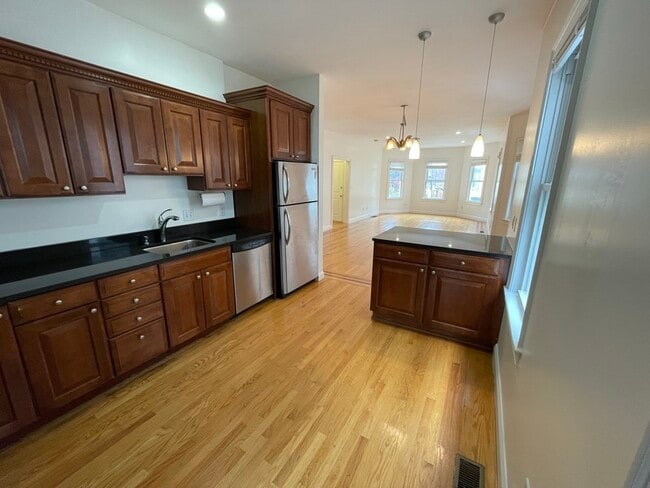 Building Photo - 11 Peters St Unit 2