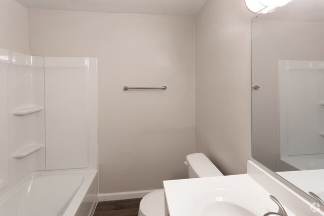 2BR, 2BA - 900 SF
