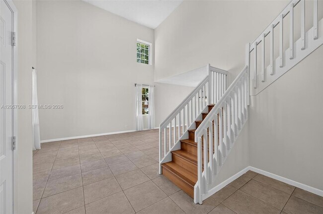 Photo - 498 Cambridge Ln