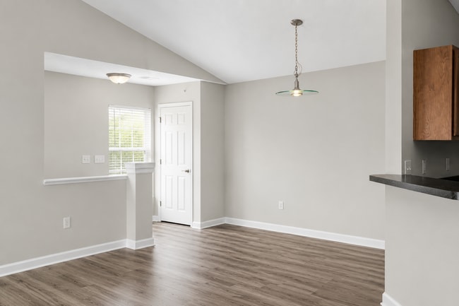 Photo - MAINEVILLE - Open concept 2 bed 2 bath condo