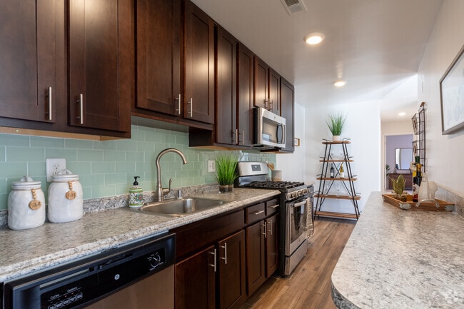 2BR, 1BA - 1,015 SF