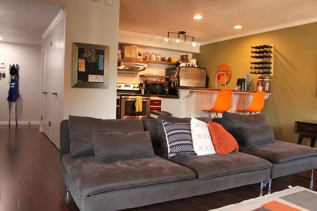 Building Photo - 4012 Valeta St Unit 300