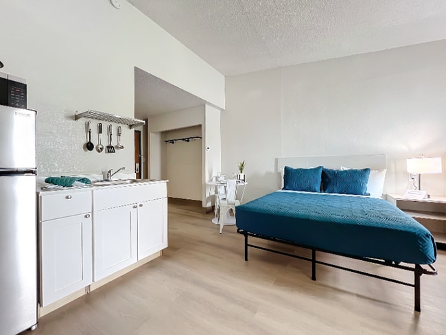 Photo - 2295 Irlo Bronson Mem Hwy Unidad Double Studio Renovated