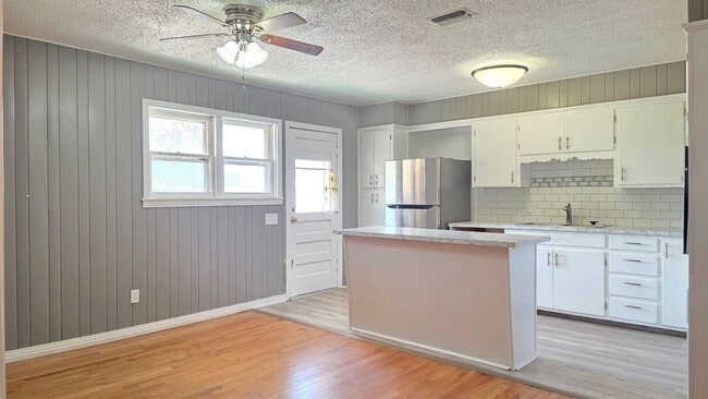 Photo - FOR LEASE - Spacious 3/1.5/1 - MINUTES FROM CAMPUS