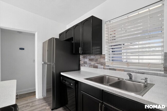 Photo - 441 E 5th St