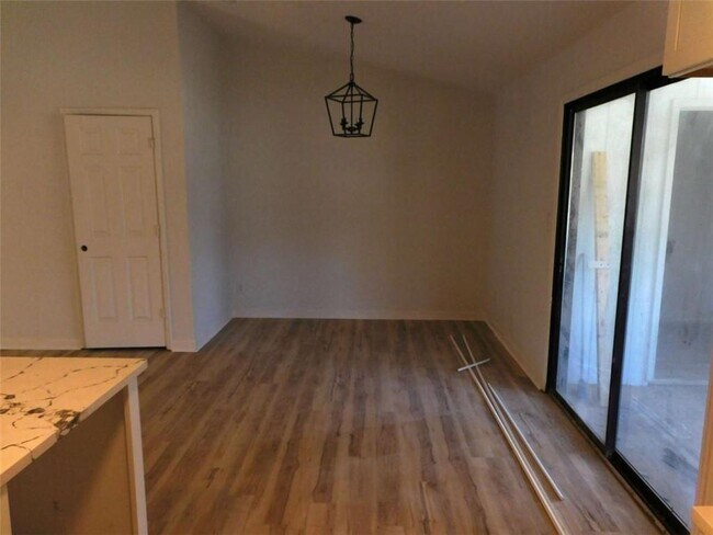 Photo - 1286 Britain Dr NW