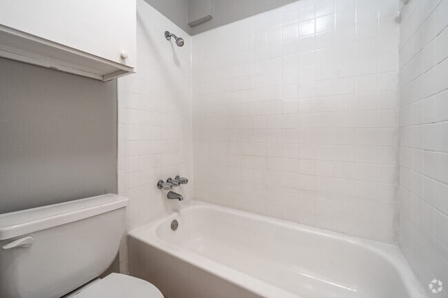 1BR, 1BA - 738SF - Bathroom