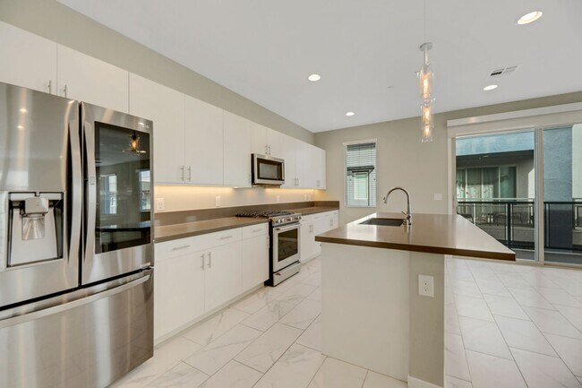 Photo - Gorgeous highly upgraded townhouse!