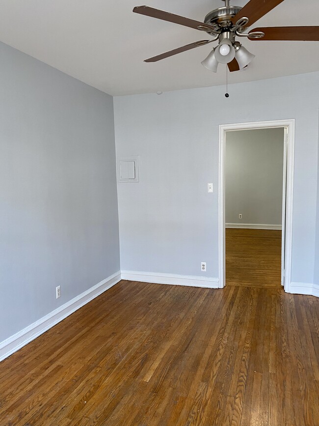 Entrada al dormitorio desde la sala de estar - 114 E Main St Unidad #1