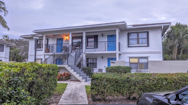 Building Photo - 3118 SW 20th Ter Unit 24A2
