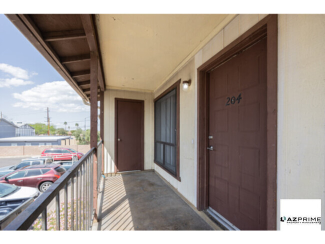 Building Photo - Modern and Spacious 2/1 Mesa Apartment - U...