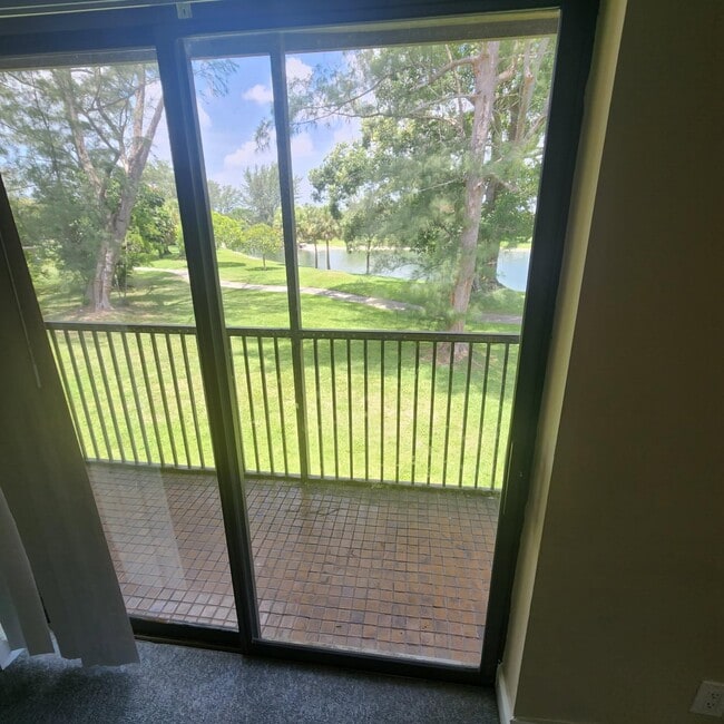 Photo - 21902 Lake Forest Cir Unidad 206