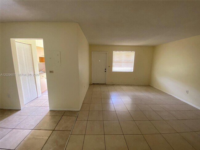 Photo - 2400 NE 188th St Unidad 2404