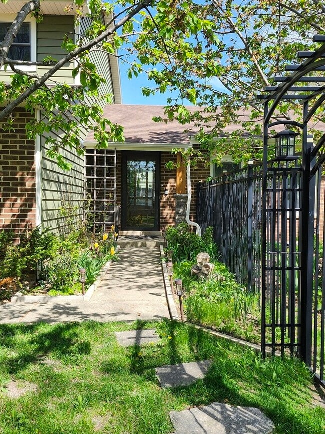 Photo - 301 Oakbrook Ct