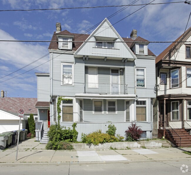 1709 N Marshall St Apartments For Rent in Milwaukee, WI