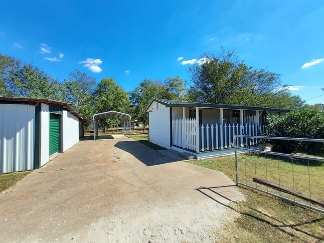 Photo - 604 Mayflower Ln