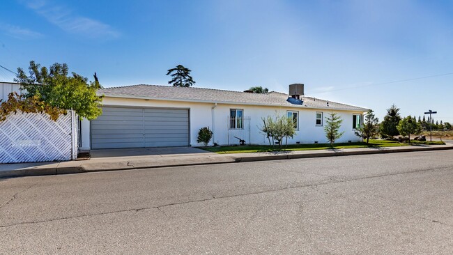 Photo - Charming 2 Bed / 2 Bath Home with Trailer Parking – Sanger, CA