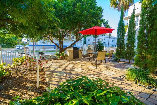 Building Photo - 2425 Flamingo Pl Unit 7