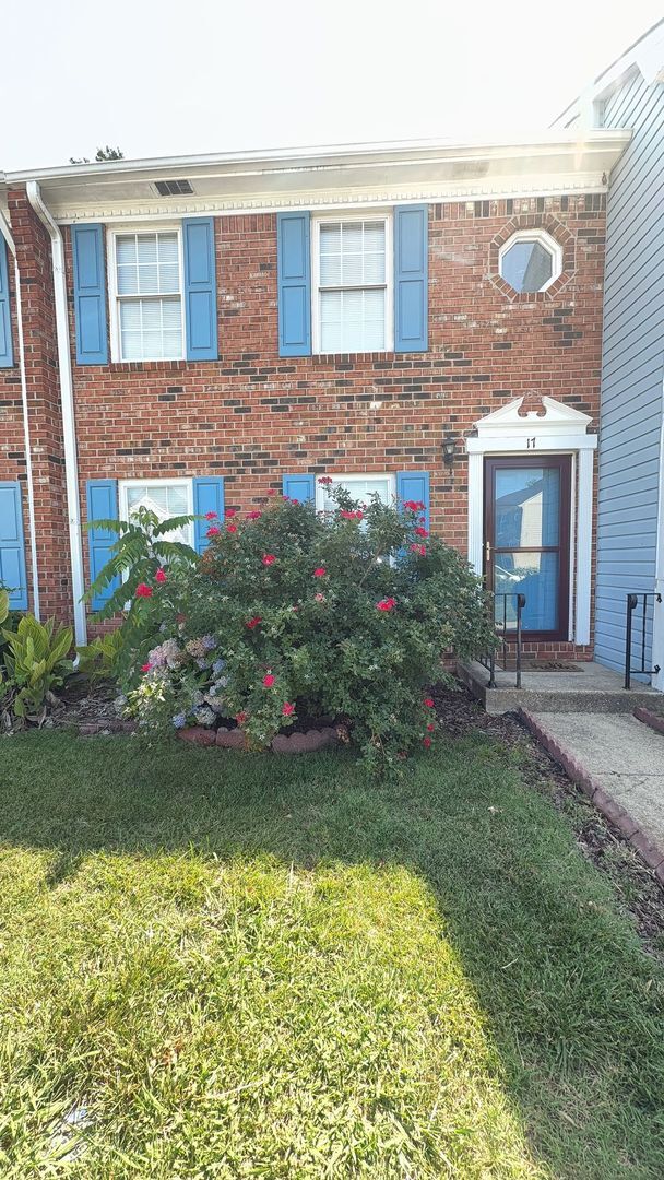 Building Photo - Beautiful 3BR Townhome in Gated Kings Square Community