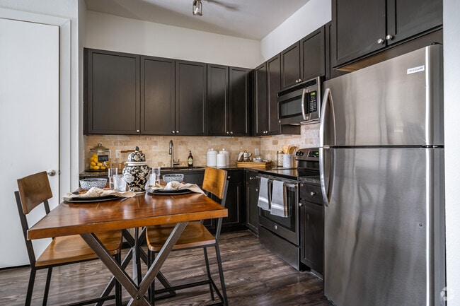 1BR, 1BA - 651SF