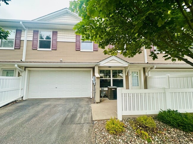 Building Photo - Updated Colonial 3 Bedroom Townhome with N...