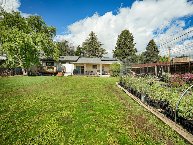 Photo - 1936 Crestview Dr