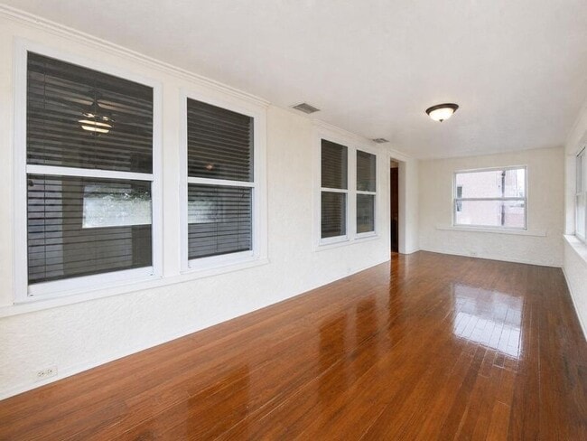 [748/750/756/758] Winfree Ave