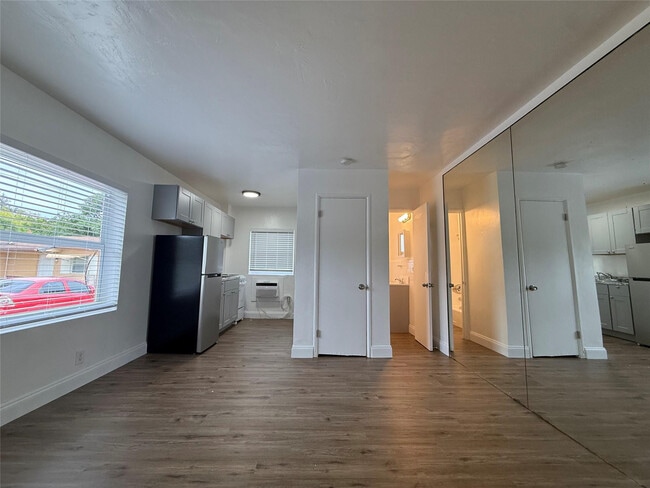 Building Photo - 2037 Madison St Unit 1