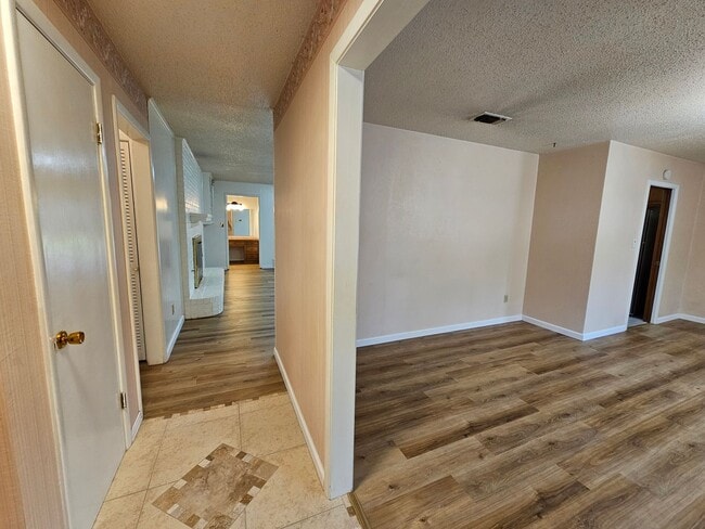 Photo - 1109 W Redbud Dr