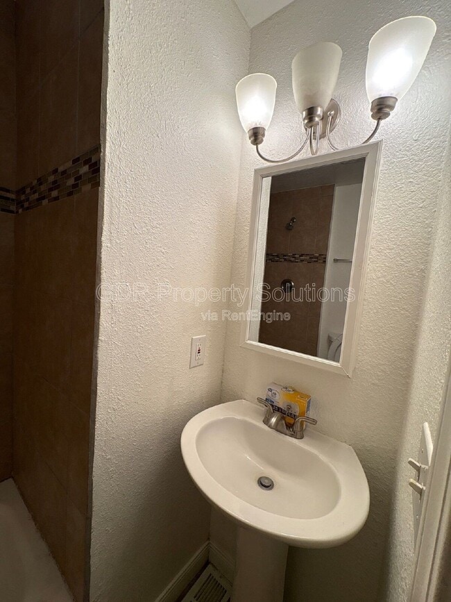 Photo - 704 Fruit Ave NW