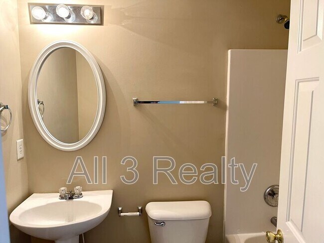 Photo - 448 Townsend Bend