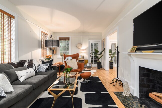 Photo - 617 E 50th St