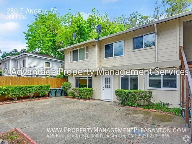 Building Photo - 2 bed, 1 bath, 900 sq. ft tri-plex unit wa... Rental