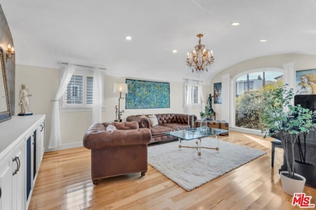 Photo - 326 N Doheny Dr