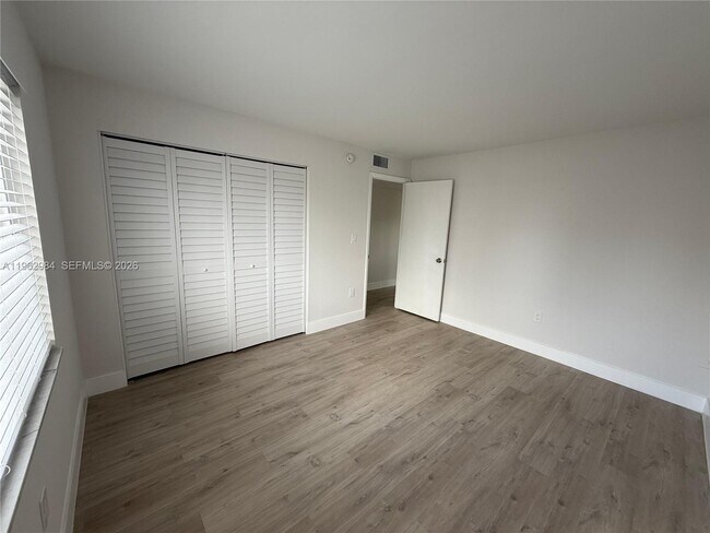 Photo - 3626 NE 168th St Unidad 506