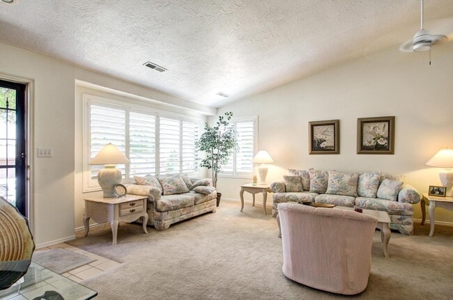 Photo - 525 Ridgeview Dr