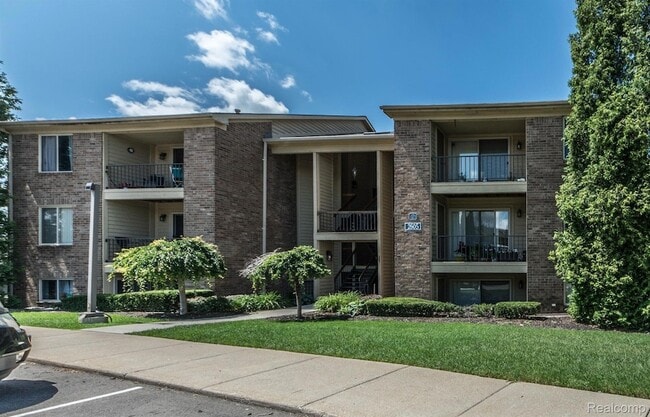 Building Photo - 2605 Greenstone Blvd Unit 212