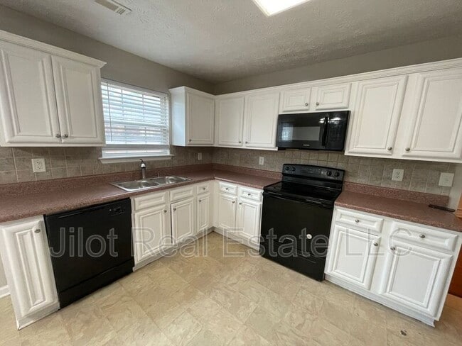 Photo - 700 Yukon Way House