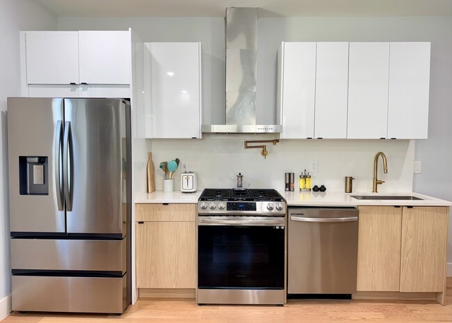 Open-Concept Chef’s Kitchen - 443 Bergen Ave Unit 4