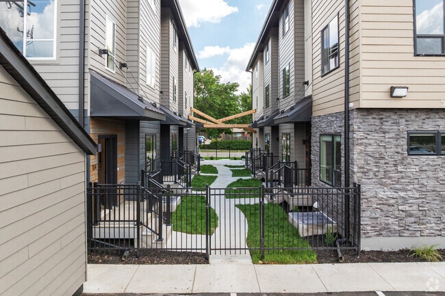 Courtyard - 509-511 10th Ave SE