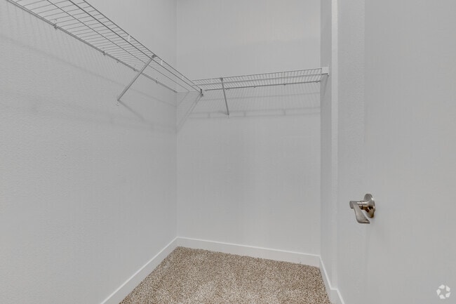 2BR, 2BA - 1068SF - Closet