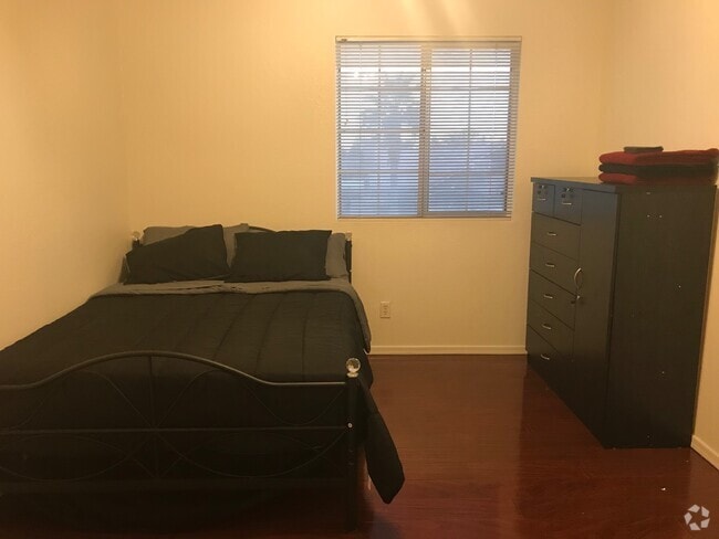 Building Photo - 492 E Laredo St Unit Bedroom Full Bed B Rental