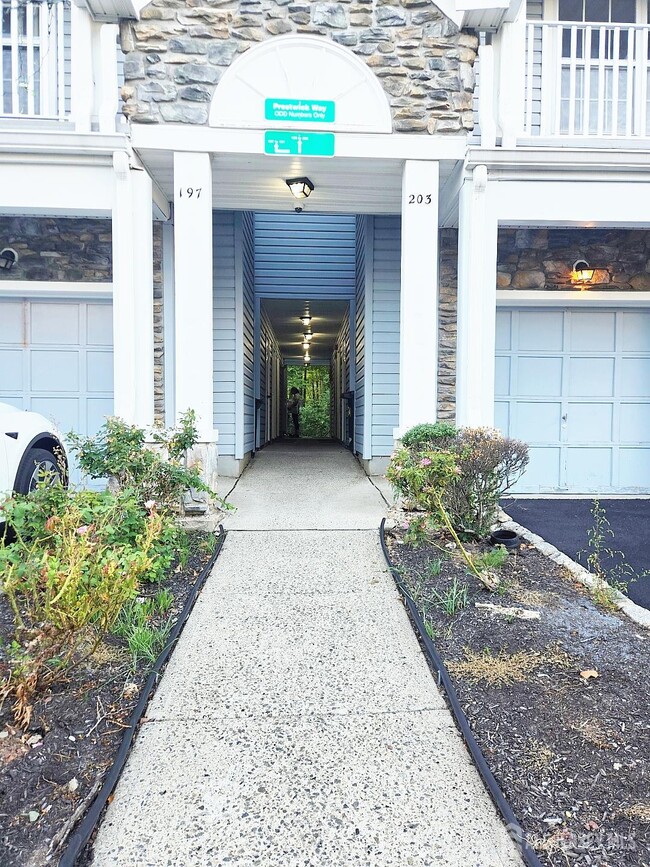 Photo - 201 Prestwick Way