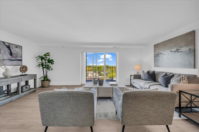 Building Photo - 411 S Old Woodward Ave Unit 924