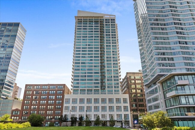 Building Photo - 701 S Wells St Unit 803