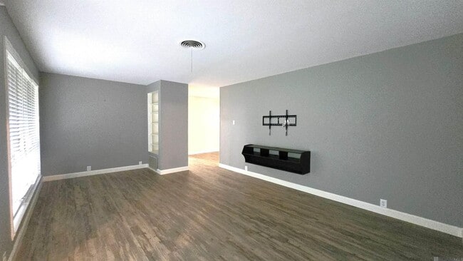 Photo - 344 Burgess Pl