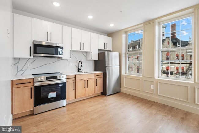 Photo - 900 N 41st St Unit 2ND FLOOR FRONT