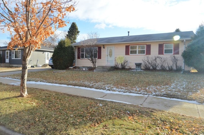 Building Photo - Huge 4 Bed 2 Bath Single Family Home!! Ton...
