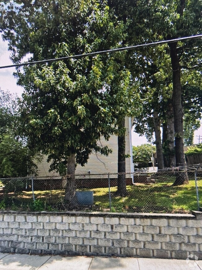 Building Photo - 1630 Spring Garden St Rental